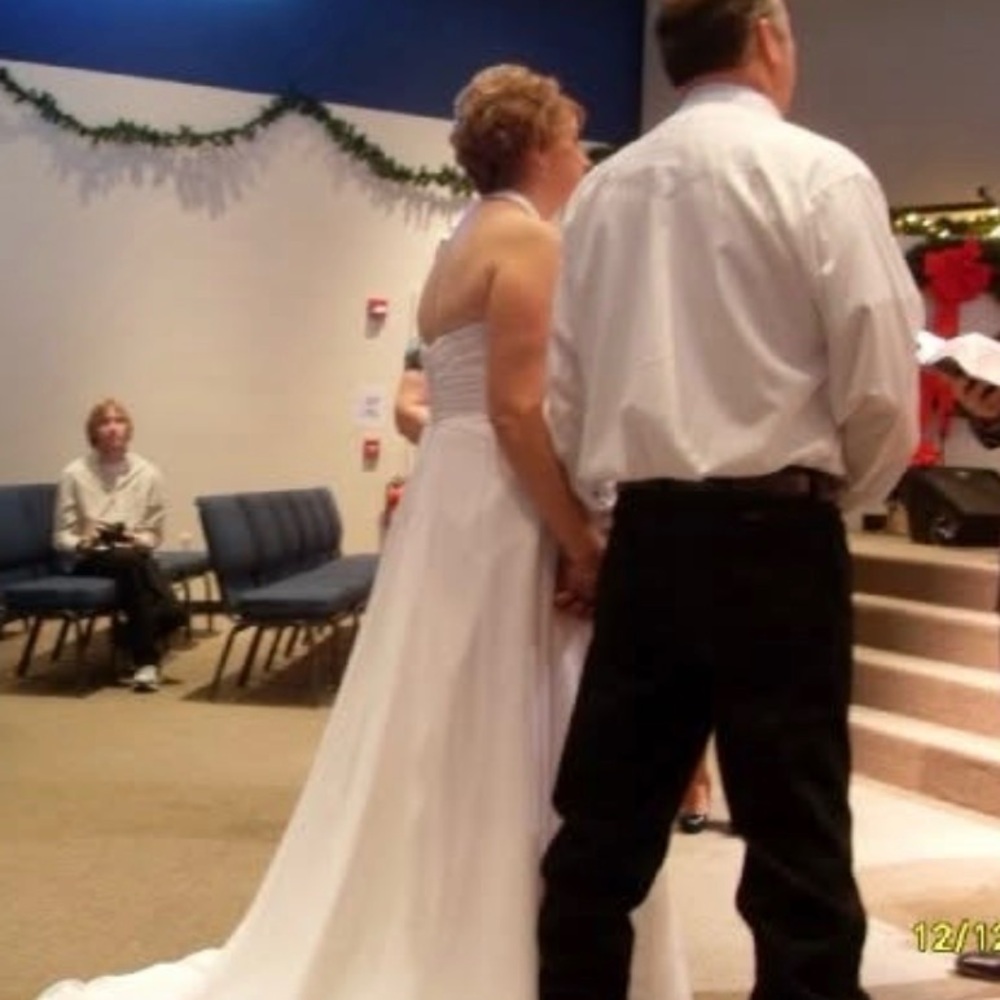 Elegant White Halter Wedding Dress – David’s Bridal – Size 16 - Picture 7 of 8